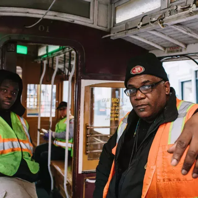 Ellis Cato und sein Sohn in einer Seilbahn.